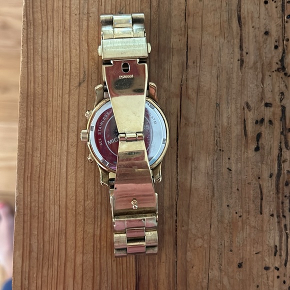 Michael Kors gold watch - Picture 9 of 9